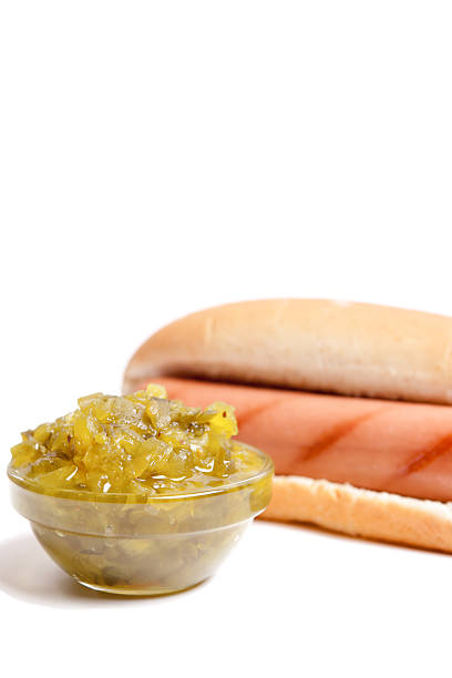 hot dog mit gurkenwürze - pickle relish stock-fotos und bilder