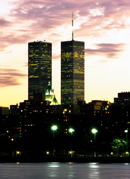 angriff auf die world trade center towers vor dem 09.11. - twin towers manhattan stock-fotos und bilder