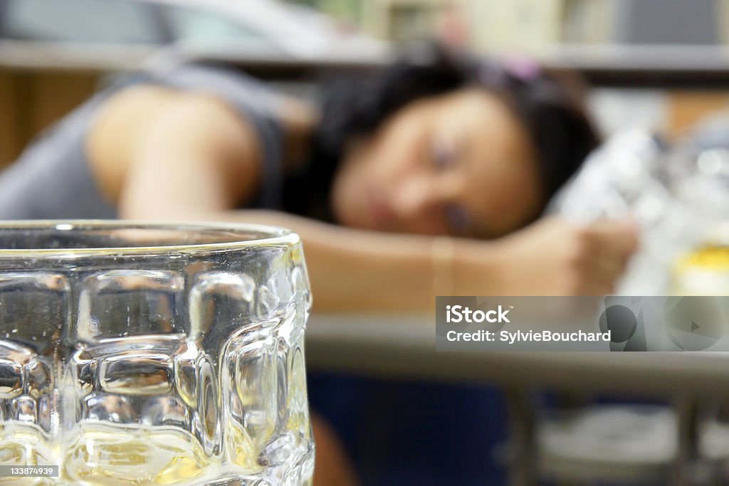 음주 젊은 여자 얕은 DOF - 로열티 프리 신입통과의례 스톡 사진