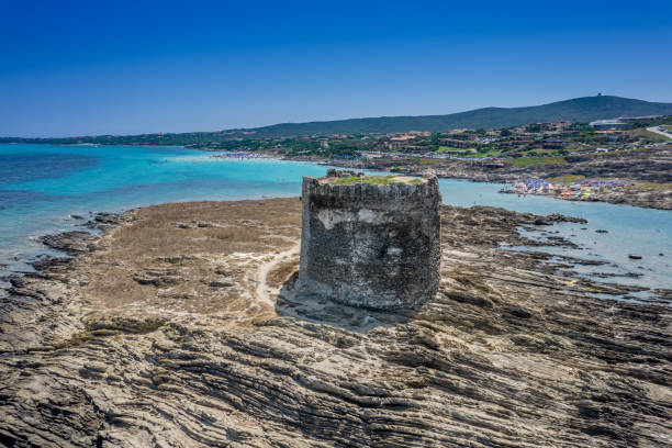 vue aérienne de nuraghe dans une île de la mer méditerranée à côté de la côte de la sardaigne - nuragic photos et images de collection