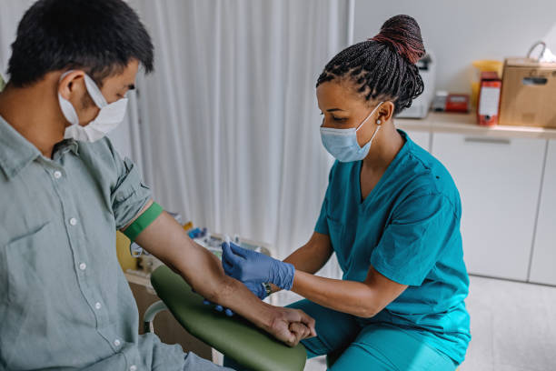 enfermera preparando al paciente para hacer un análisis de sangre - medical sample fotografías e imágenes de stock