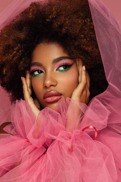 bela mulher afro com maquiagem brilhante - fashion model pink beauty fashion - fotografias e filmes do acervo