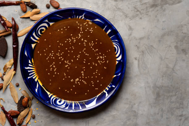 мексиканская кухня. соус и ингредиенты mole на сером фоне - salsa hot sauce mexico condiment стоковые фото и изображения