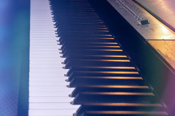 ハイライトとシンセサイザーやピアノのキーのクローズアップ。 - piano piano key orchestra close up ストックフォトと画像
