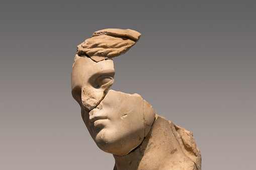 estatua de mármol romana de mujer antigua con grandes piezas faltantes photo