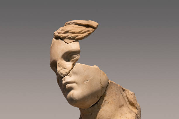 античная женщина римская мраморная статуя с большими кусками, отсутствующими - face art стоковые фото и изображения