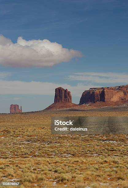 Photo libre de droit de Monument Valley Towers banque d'images et plus d'images libres de droit de Arizona - Arizona, Canyon, Désert