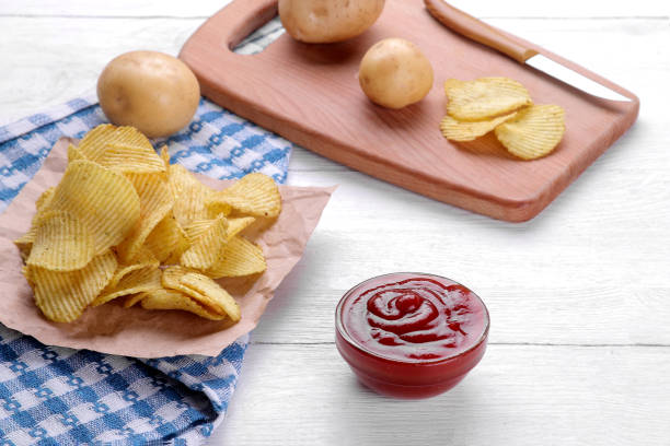 frites, collations et sauce rouge sur une table en bois blanc. aliments malsains - acute pain photos et images de collection