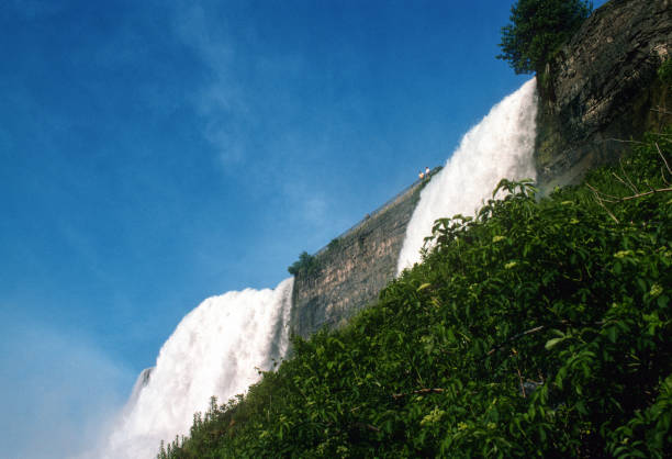 ниагарский водопад - американский и свадебный вуаль падает снизу - 1994 - bridal veil falls niagara стоковые фото и изображения