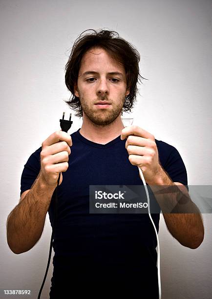 Auténtico Hombre Que Agarra Dos Cables Eléctricos Concepto De Selección Foto de stock y más banco de imágenes de Enchufe