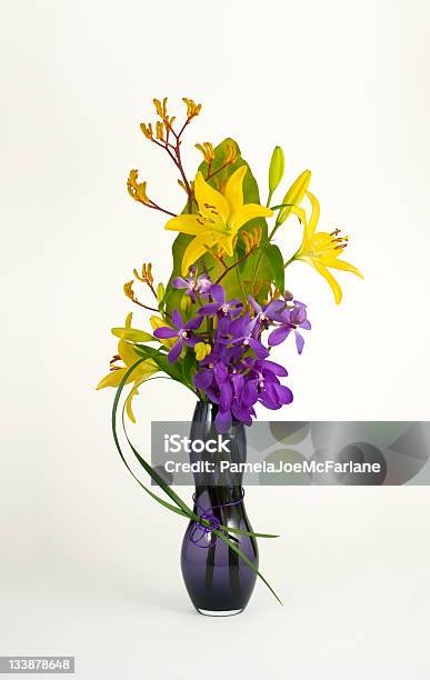 Easter Lily Und Orchidee Blume Arrangement Stockfoto und mehr Bilder von Blumenschmuck - Blumenschmuck, Exotik, Orchidee