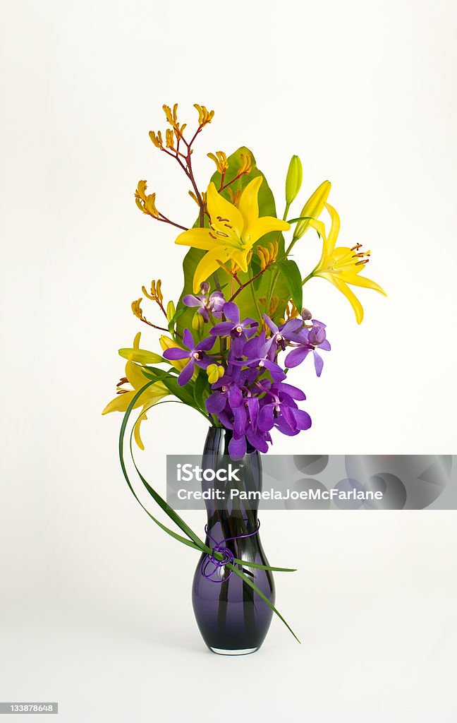 Lirio de pascua y las flores de Orquídea Arreglo - Foto de stock de Arreglo floral libre de derechos
