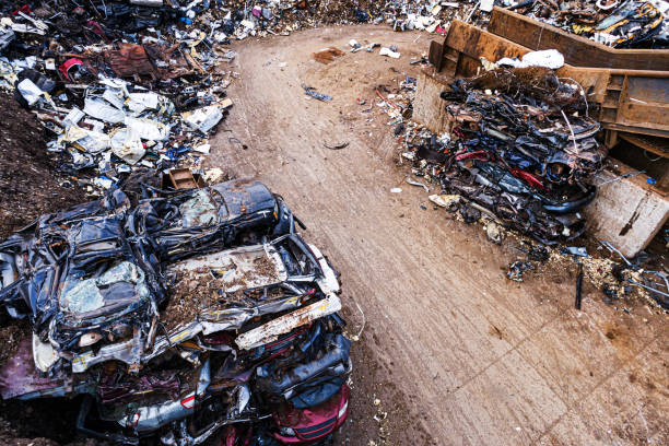 veículos esmagados em scrapyard - recycling center junkyard car scrap metal - fotografias e filmes do acervo