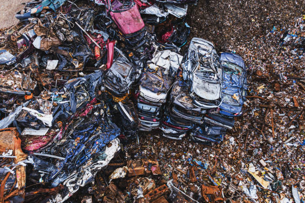 veículos esmagados em scrapyard - recycling center junkyard car scrap metal - fotografias e filmes do acervo