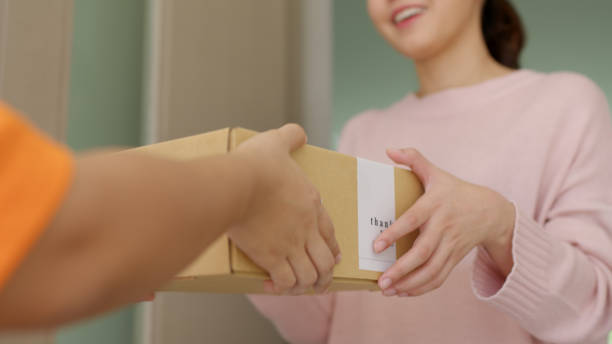 Asia people female girl success pickup free fast express good postal post mail support from e-shopping retail order online e-commerce store postmate worker carry container at door home city life. asia personas mujer chica éxito recogida gratis rápido expreso buen correo postal soporte de correo electrónico de compras electrónicas orden de comercio electrónico en línea tienda de comercio electrónico postmate trabajador llevar contenedor en la