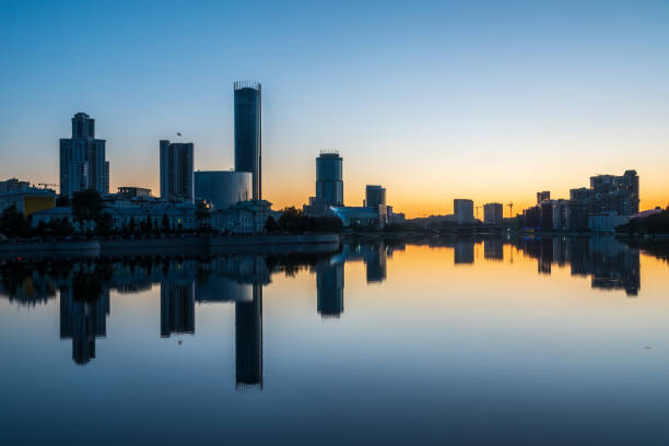 街の中心部の池に夕日。エカテリンブルク(ロシア) - ekaterinburg ストックフォトと画像