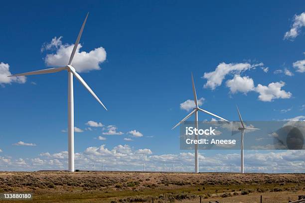 Photo libre de droit de Éolienne banque d'images et plus d'images libres de droit de Blanc - Blanc, Ciel, Développement durable