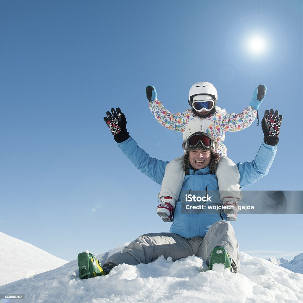 Skiers jugando en la nieve - Foto de stock de Accesorio de cabeza libre de derechos