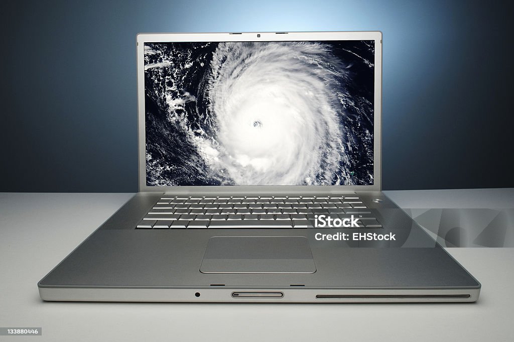 Hurrikan Sturm auf Laptop-Computer-Bildschirm - Lizenzfrei Ansicht aus erhöhter Perspektive Stock-Foto