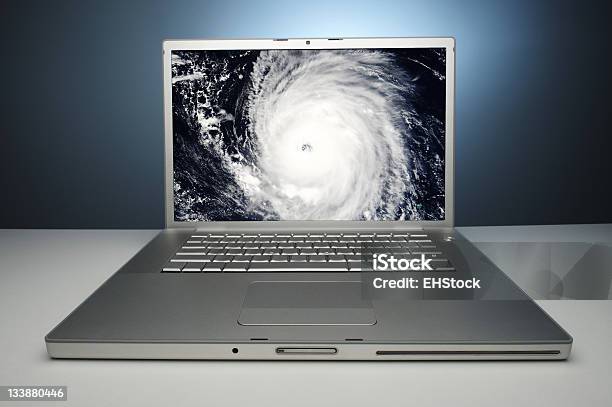 Hurrikan Sturm Auf Laptopcomputerbildschirm Stockfoto und mehr Bilder von Ansicht aus erhöhter Perspektive - Ansicht aus erhöhter Perspektive, Computer, Computerbildschirm