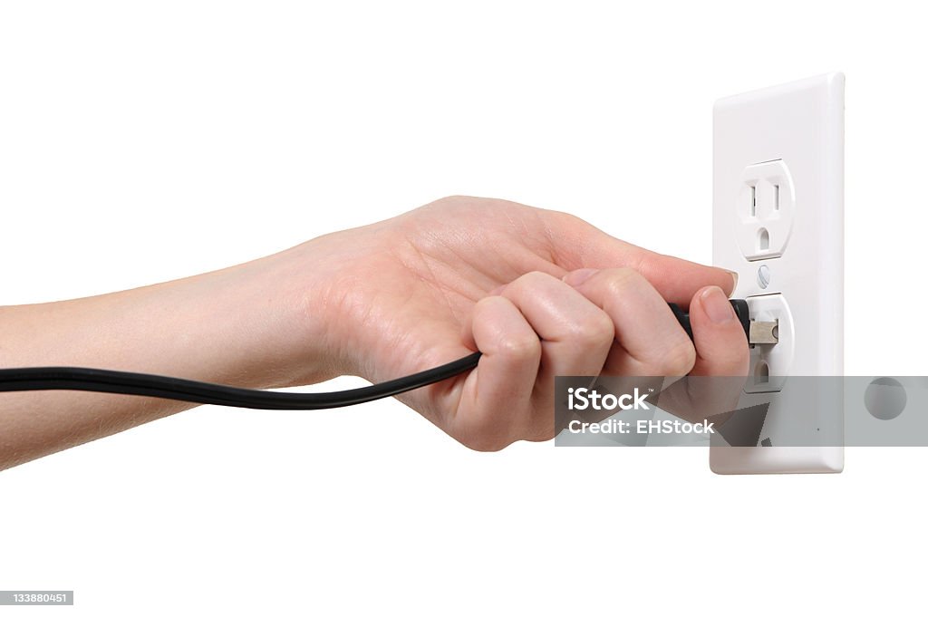 Mujer con tomacorrientes eléctricos Conector macho aislado sobre fondo blanco - Foto de stock de Adulto libre de derechos
