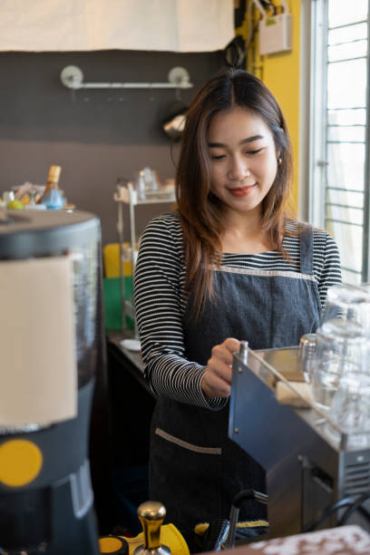 mulher barista asiática preparando café para cliente em bar de café. - thai cuisine asian cuisine vertical close up - fotografias e filmes do acervo