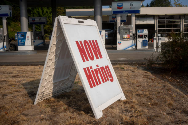 now hiring - help wanted sign fotos imagens e fotografias de stock