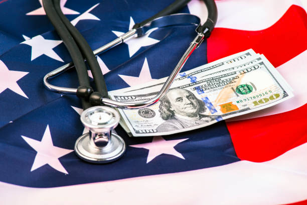 i costi dell'assistenza sanitaria sono banconote in dollari usa. concetto di assistenza sanitaria, business farmaceutico, prezzi dei farmaci, farmacia, medicina ed economia - currency stethoscope medicare usa foto e immagini stock