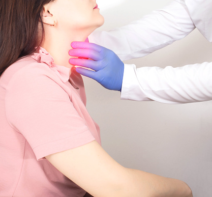 Un médico neurólogo revisa la garganta de una niña que tiene un nudo en la garganta, sequedad y dolor. Concepto de trastorno emocional neurológico photo