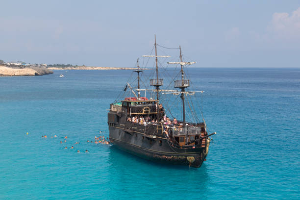 la nave da crociera black pearl a capo greco nella laguna blu. ayia napa, cipro - perla nera foto e immagini stock