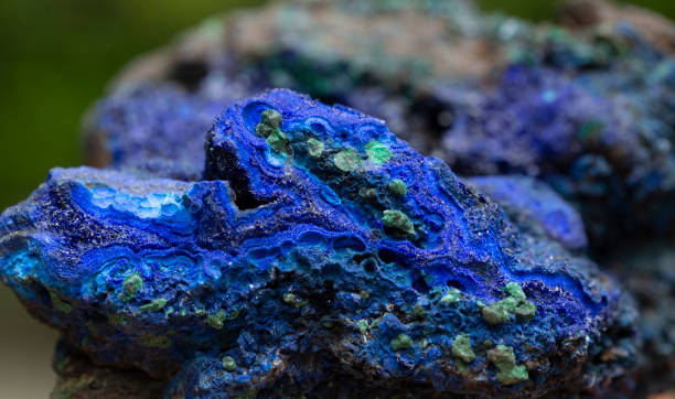 azuryt mineralny okaz kamień geologia geologiczna gem crystal - azurite zdjęcia i obrazy z banku zdjęć