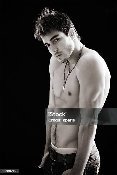 Adulto Masculino Em Preto - Fotografias de stock e mais imagens de Cabelo Louro - Cabelo Louro, Homens, Tronco Nu