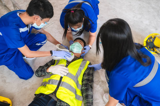 First aid for head injuries and Considered for all trauma incidents of worker in work. First aid training to transfer patient, loss of feeling or loss of normal movement. primeros auxilios para lesiones en la cabeza y considerado para todos los incidentes traumáticos del trabajador en el trabajo. entrenamiento en primeros auxilios para trasladar paciente, pérdida de sensibilidad o pérdida del movimiento normal.