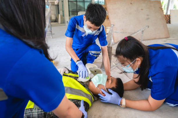 First aid for head injuries and Considered for all trauma incidents of worker in work. First aid training to transfer patient, loss of feeling or loss of normal movement. primeros auxilios para lesiones en la cabeza y considerado para todos los incidentes traumáticos del trabajador en el trabajo. entrenamiento en primeros auxilios para trasladar paciente, pérdida de sensibilidad o pérdida del movimiento normal.