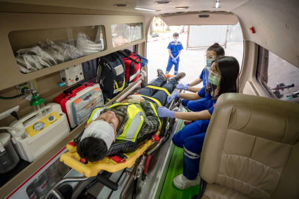 formazione di primo soccorso per trasferire il paziente, perdita di sensibilità o perdita di movimento normale. la squadra paramedica trasferisce l'uomo sulla barella dell'ambulanza in un'auto di emergenza. - insurance healthcare and medicine industry damaged foto e immagini stock