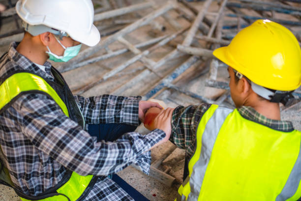 lesiones físicas en el trabajo de los trabajadores de la construcción. sangrado de lesiones por accidente de trabajo en una pila de acero para andamios que cae para afectar el brazo. - accident occupation physical injury construction fotografías e imágenes de stock