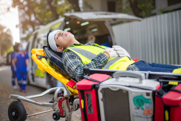 männlicher patient bewusstlos / gebrochener kopf in einer krankenwagentrage liegend, um die verwundeten mit einem krankenwagen ins krankenhaus zu bringen. - male nurse fotos stock-fotos und bilder