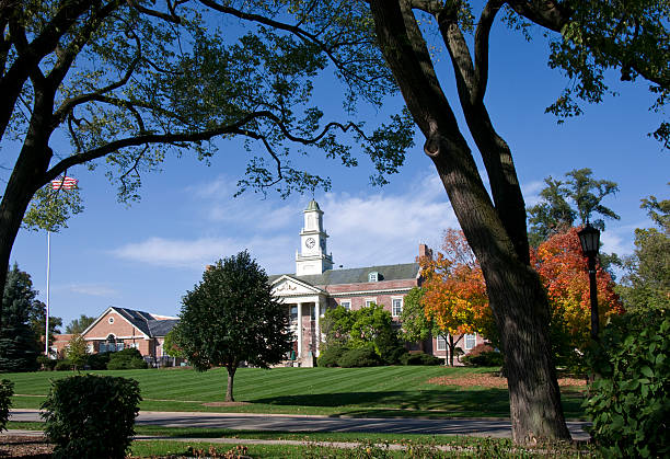 istock Hinsdale Memorial Building 133882540