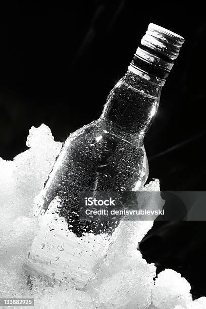 Close Up View Of Botella En El Hielo Foto de stock y más banco de imágenes de Bebida - Bebida, Bebida alcohólica, Botella