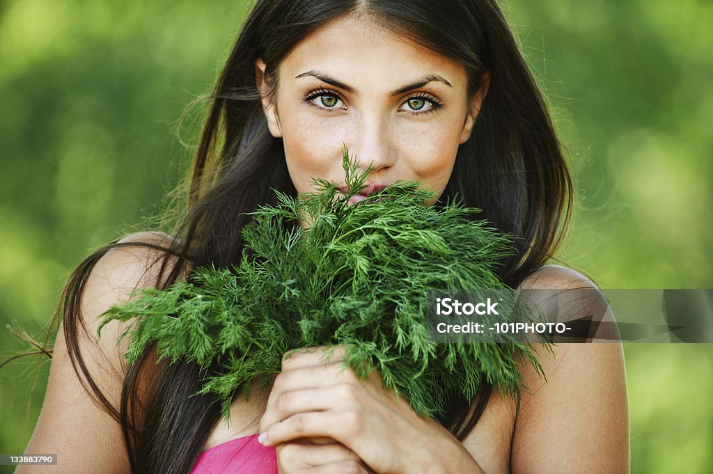 Retrato de una bella mujer joven verde eneldo - Foto de stock de Adulto libre de derechos