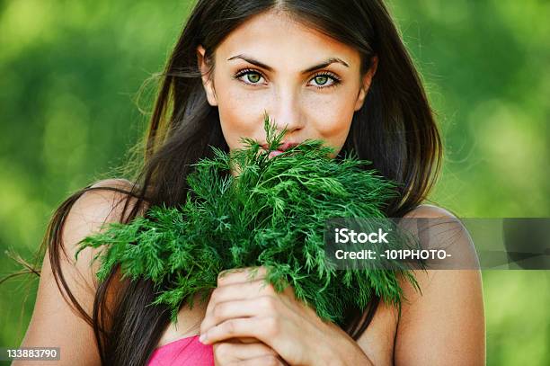 Retrato De Una Bella Mujer Joven Verde Eneldo Foto de stock y más banco de imágenes de Adulto - Adulto, Adulto joven, Agarrar