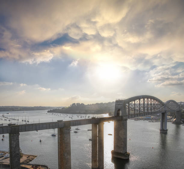 puente de tren royal albert diseñado por isambard kingdom brunel contra la puesta de sol en plymouth, devon, inglaterra, reino unido - realeza de mónaco fotografías e imágenes de stock