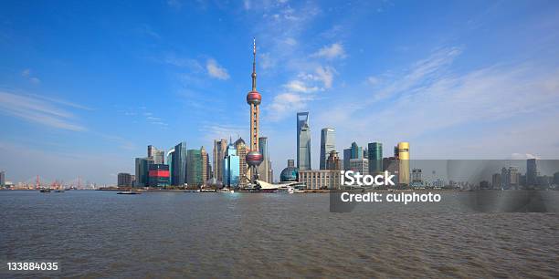 Skyline Di Shanghai - Fotografie stock e altre immagini di Acqua - Acqua, Affari, Ambientazione esterna