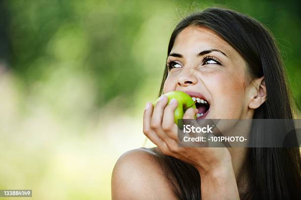 Ritratto Di Giovane Affascinante Donna Mordere Apple - Fotografie stock e altre immagini di Mela