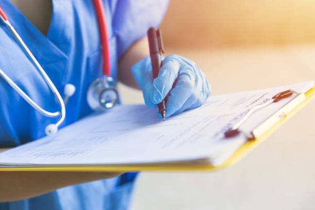 datos de seguimiento de la enfermera médica con documento de examen médico para el control de salud del paciente en el hospital o la clínica. - enfermero fotografías e imágenes de stock