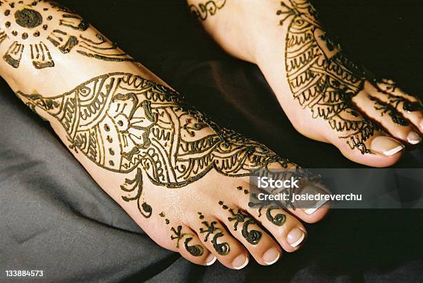 Mendhi Piedi - Fotografie stock e altre immagini di Tatuaggio all'henné - Tatuaggio all'henné, Amicizia, Arancione