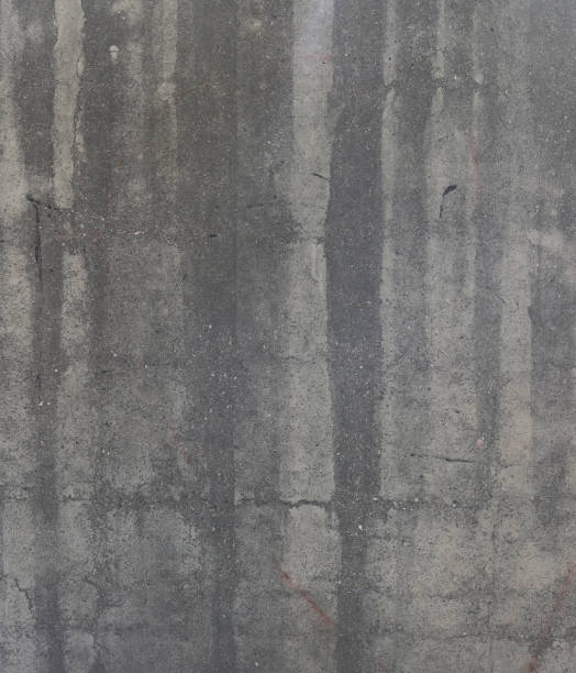 湿気マーク、亀裂や溝のラインを持つ灰色のセメントの古い壁 - 背景のための汚れと不気味な質感 - moistness ストックフォトと画像