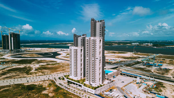 zwei aufgehende skycrapper in einer neuen stadt - dubai beach hotel skyline stock-fotos und bilder
