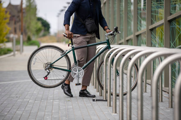 empresario irreconocible que llega al trabajo - bicycle rack fotografías e imágenes de stock