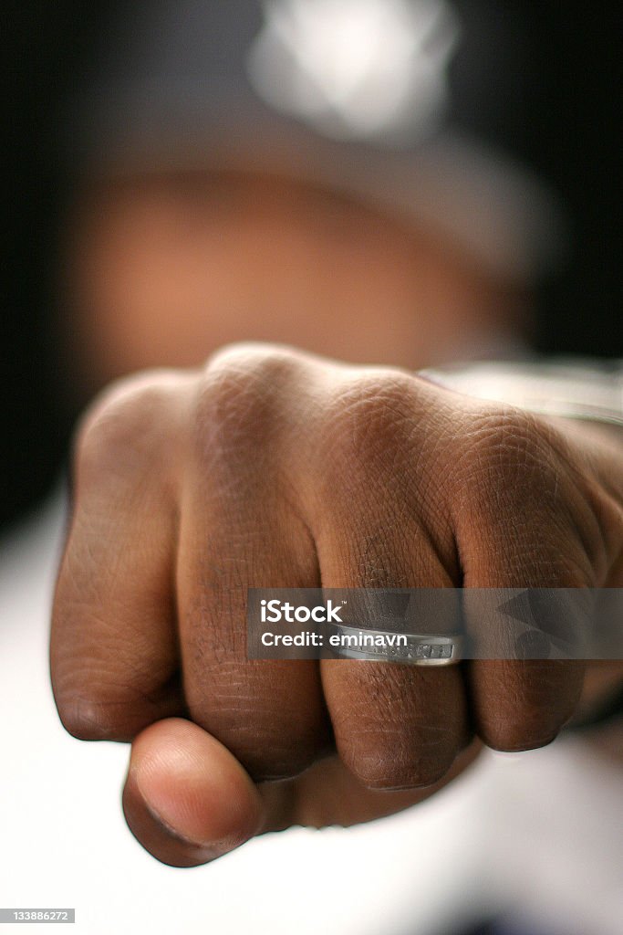 Très musclé homme de poing - Photo de Adulte libre de droits